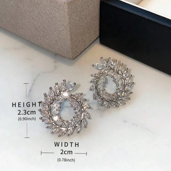 A Pair Of Versatile High-End Inlaid Synthetic Cubic Zirconia Round Earrings - Picture 6 of 6